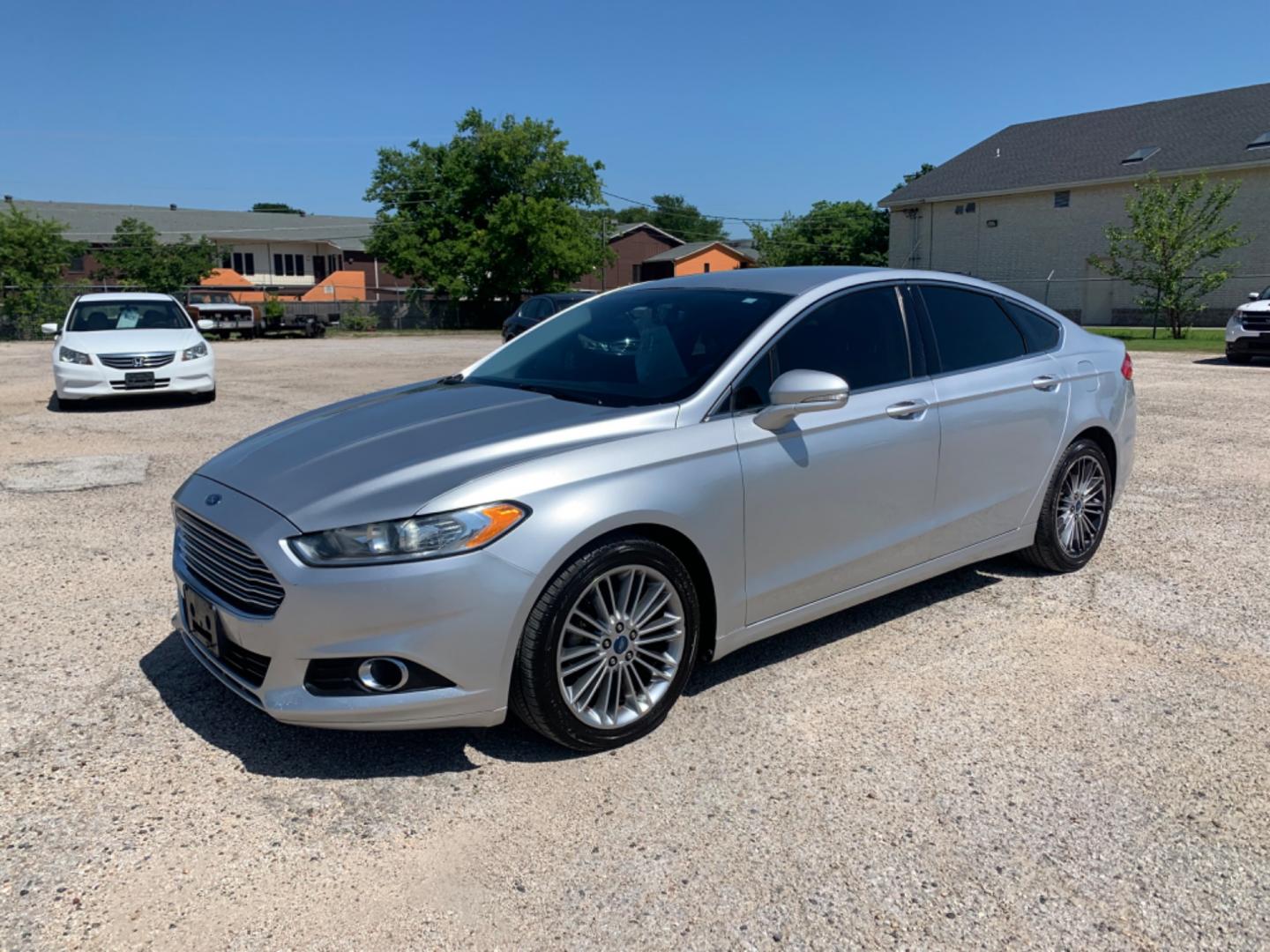 2013 Silver /Black Ford Fusion SE (3FA6P0H99DR) with an 2.0L L4 DOHC 16V engine, AUTOMATIC transmission, located at 1830 North Belt Line Road, Irving, TX, 75061, (469) 524-0199, 32.834373, -96.993584 - Photo#2